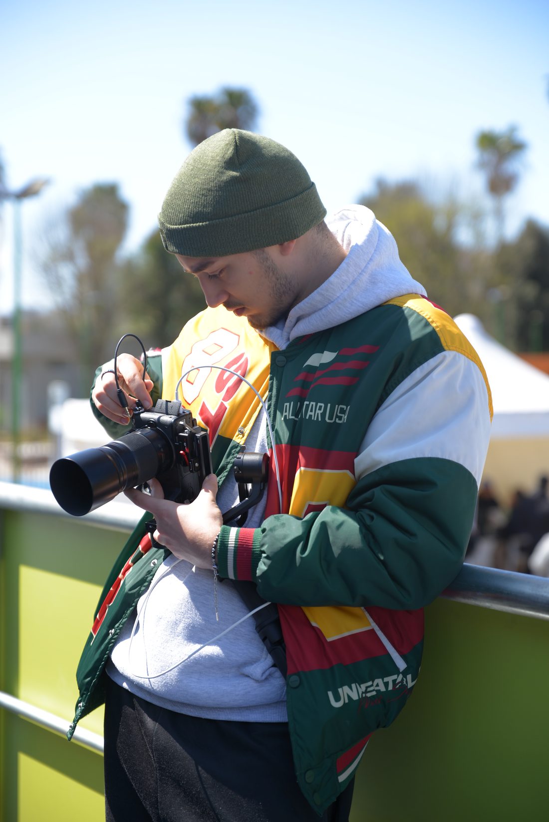Vincenzo Giannino al lavoro con la fotocamera